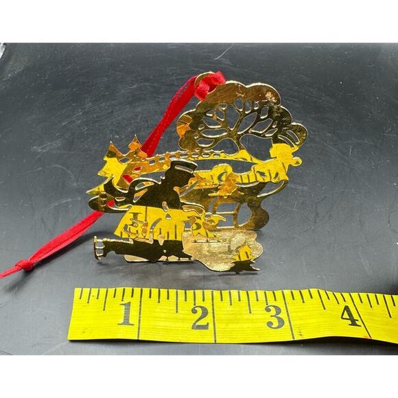 Vintage Danbury Mint 1985 Gold Tone 3D Christmas Ornament Ice Skaters Scene - Picture 5 of 6